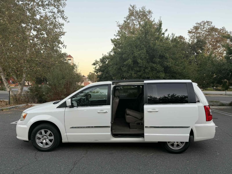 2012 CHRYSLER Town and Country photo 9