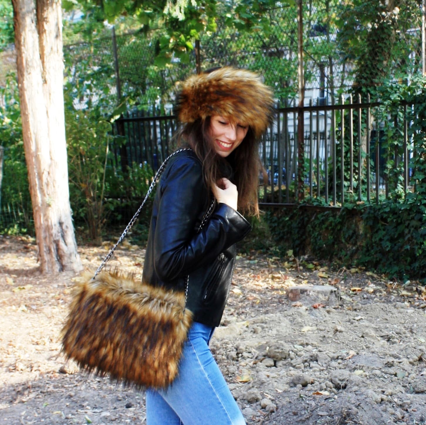 Red racoon faux fur little purse, with removable matching chaîn.