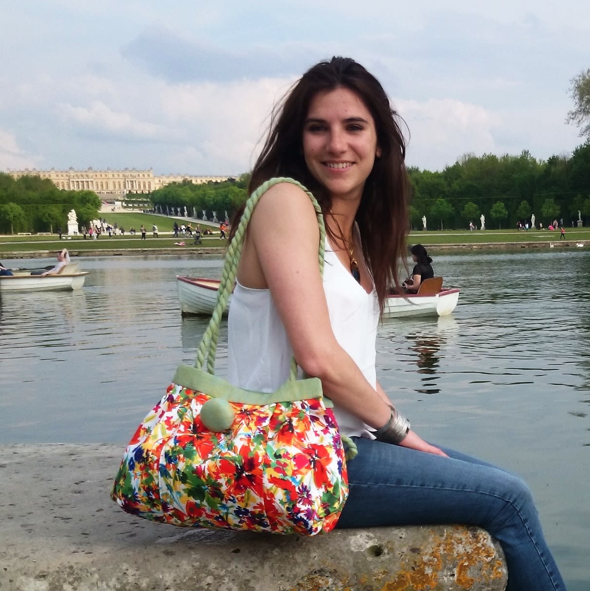 Sac bandoulière vert tendre et fleurs rouge, sacs à main chic et tendance