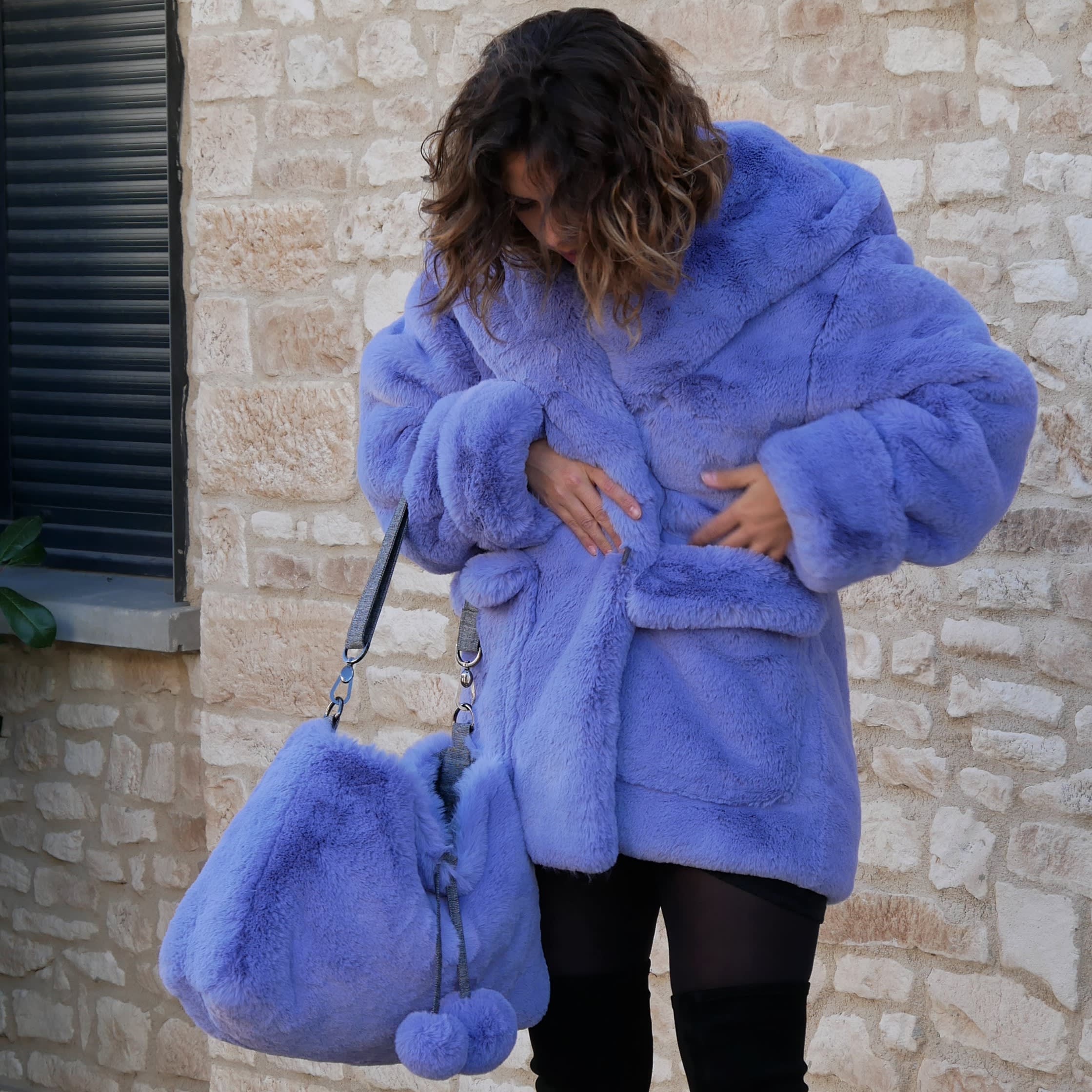 Manteau fourrure avec capuche, Duffle coat en fausse fourrure violet bleu lavande, très chaud chic et lavable.