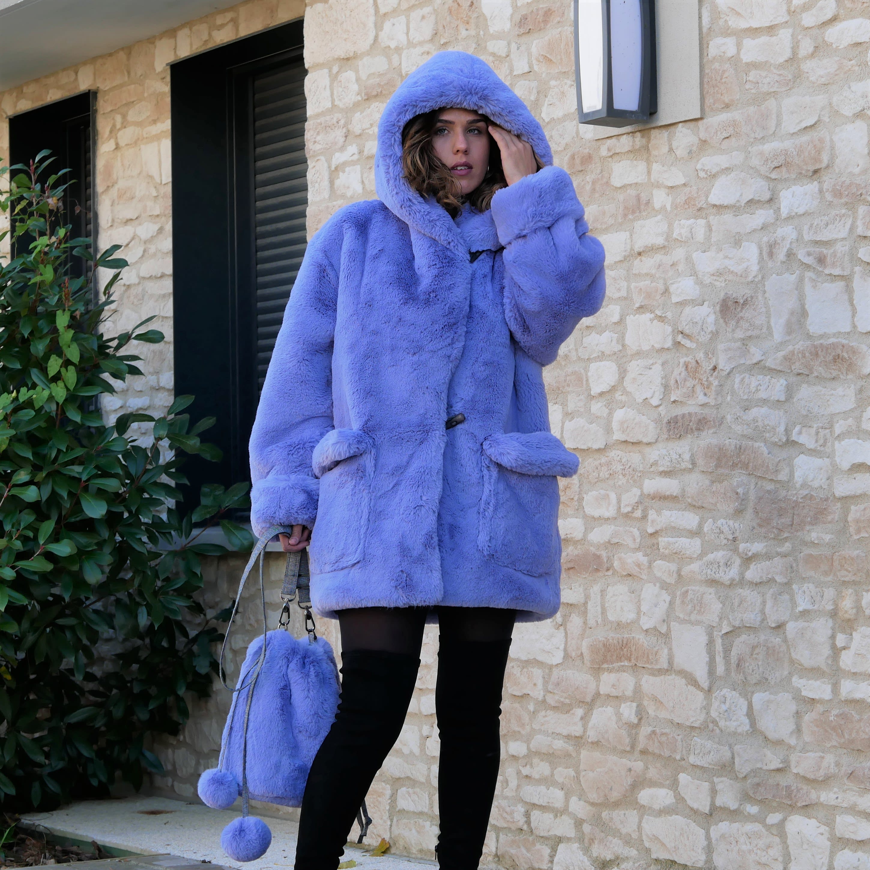 Manteau fourrure avec capuche, Duffle coat en fausse fourrure violet bleu lavande, très chaud chic et lavable.