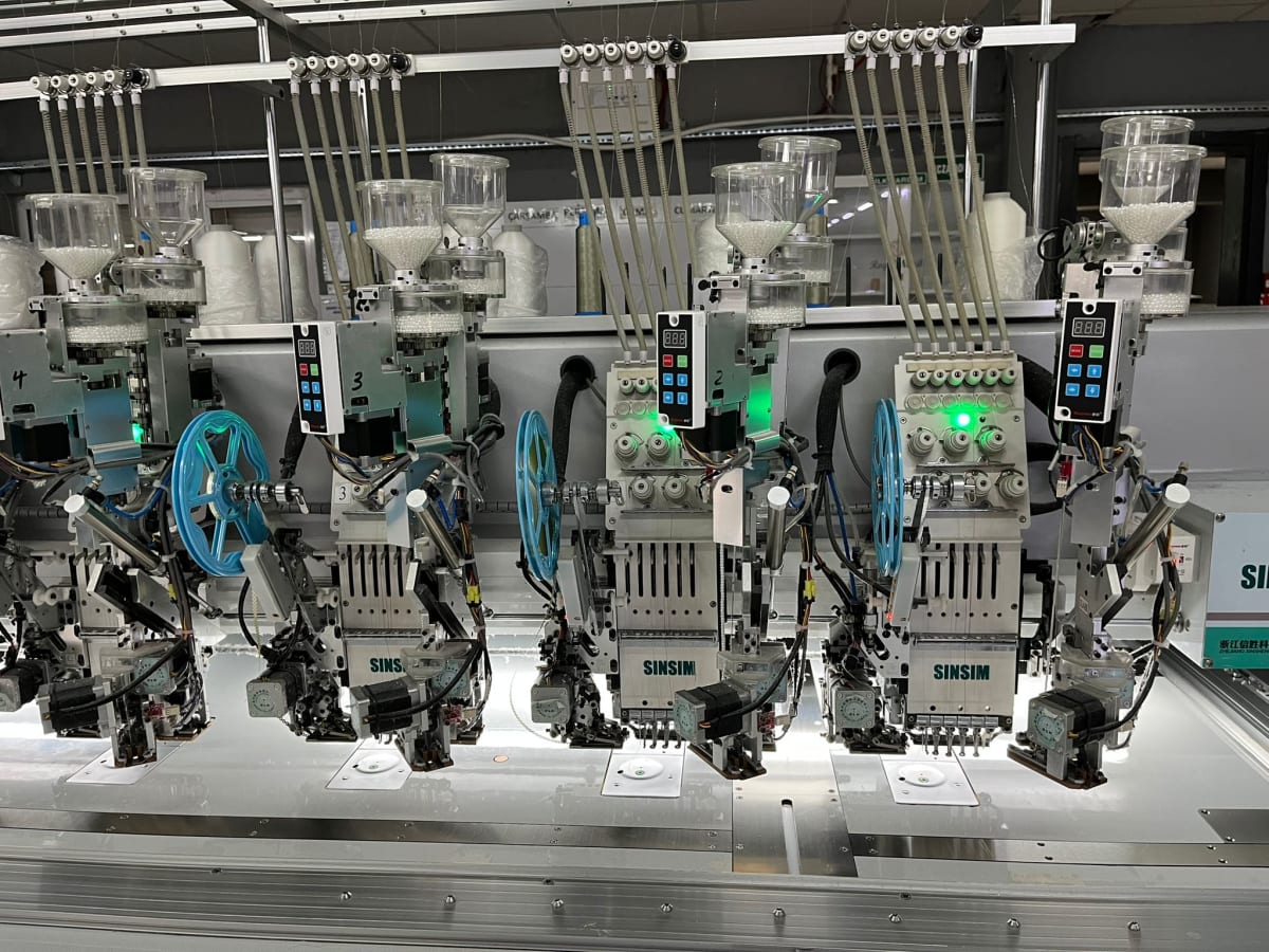 Satılık sinsim marka 2021 model 34 kafa 6 iğne 33x150 kasnak ölçüsü çift pullu çift boncuklu nakış makinası