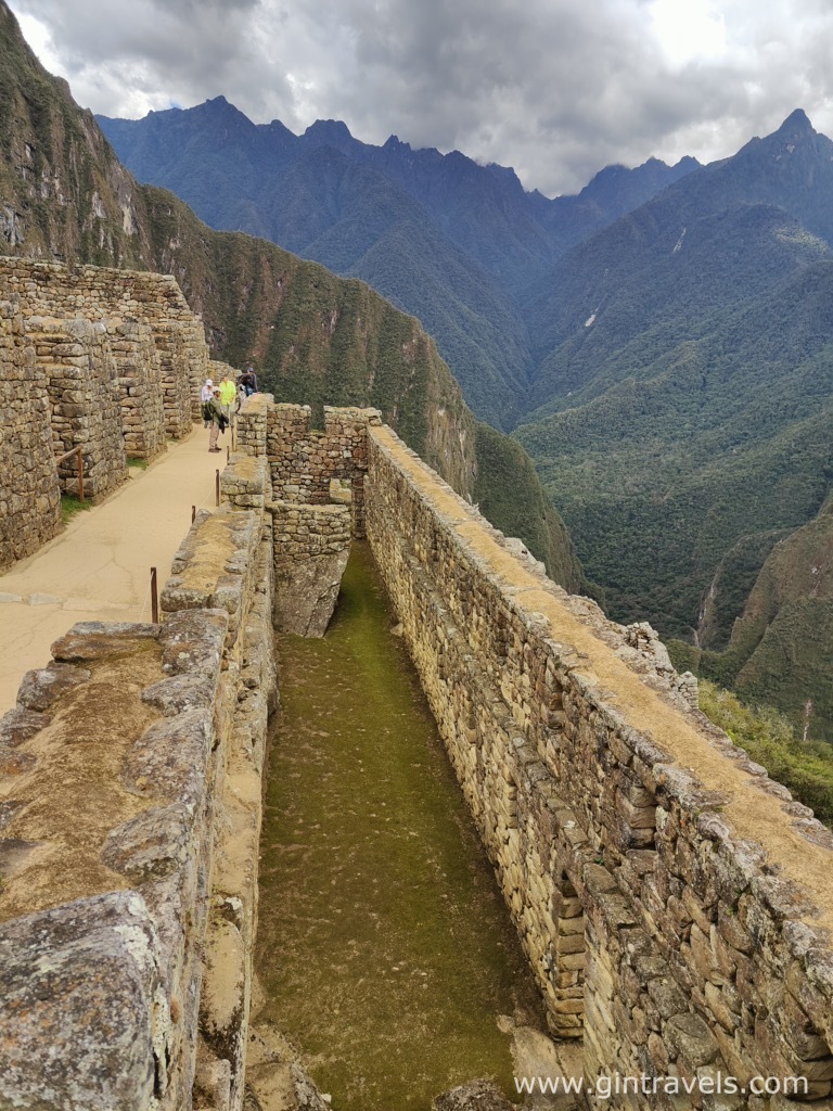 The wall at the edge of Machu Picchu site