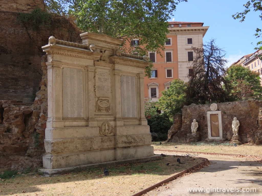 Monumento ai caduti dei rioni nella prima guerra mondiale and Porta Alchemica