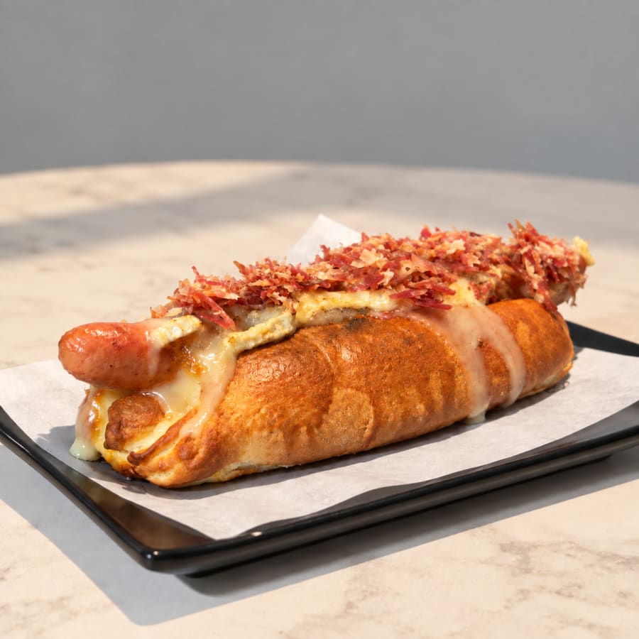 Perrito gourmet en pa brioix amb formatge fos i generosa pluja d’encenalls de pernil ibèric cruixent