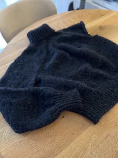 The sweater with one sleeve completed