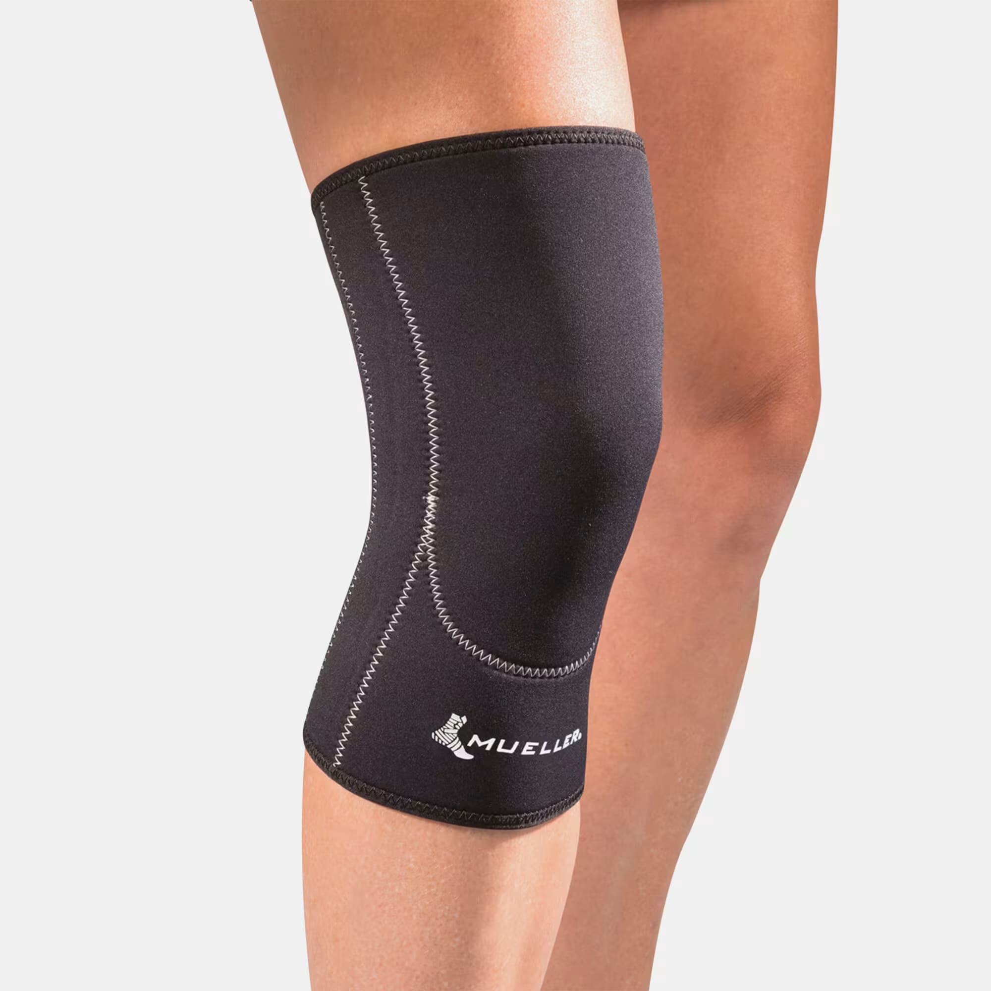 Mueller Closed Patella Knee Sleeve LG