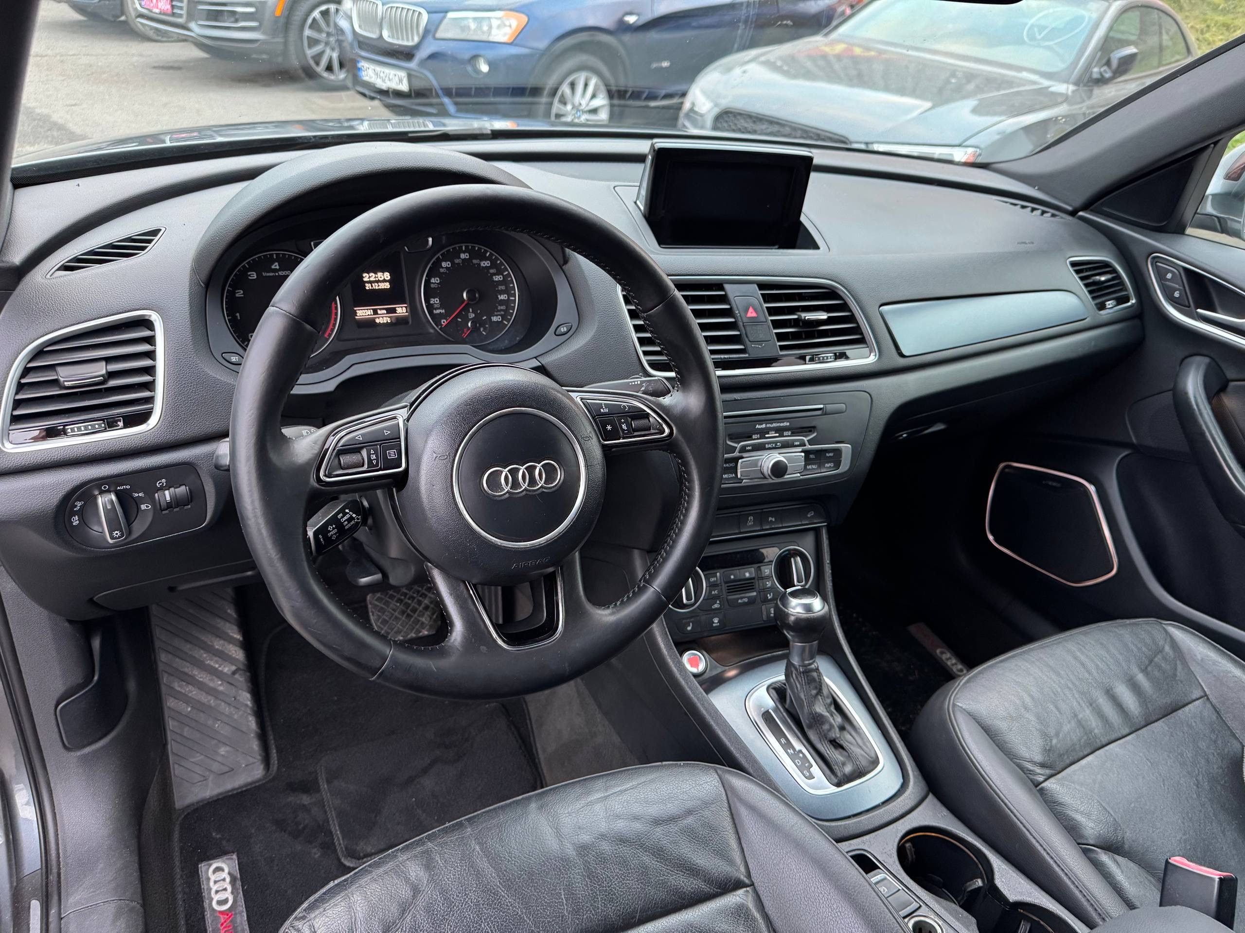 Audi Q3 2.0T Prestige Sline photo 6