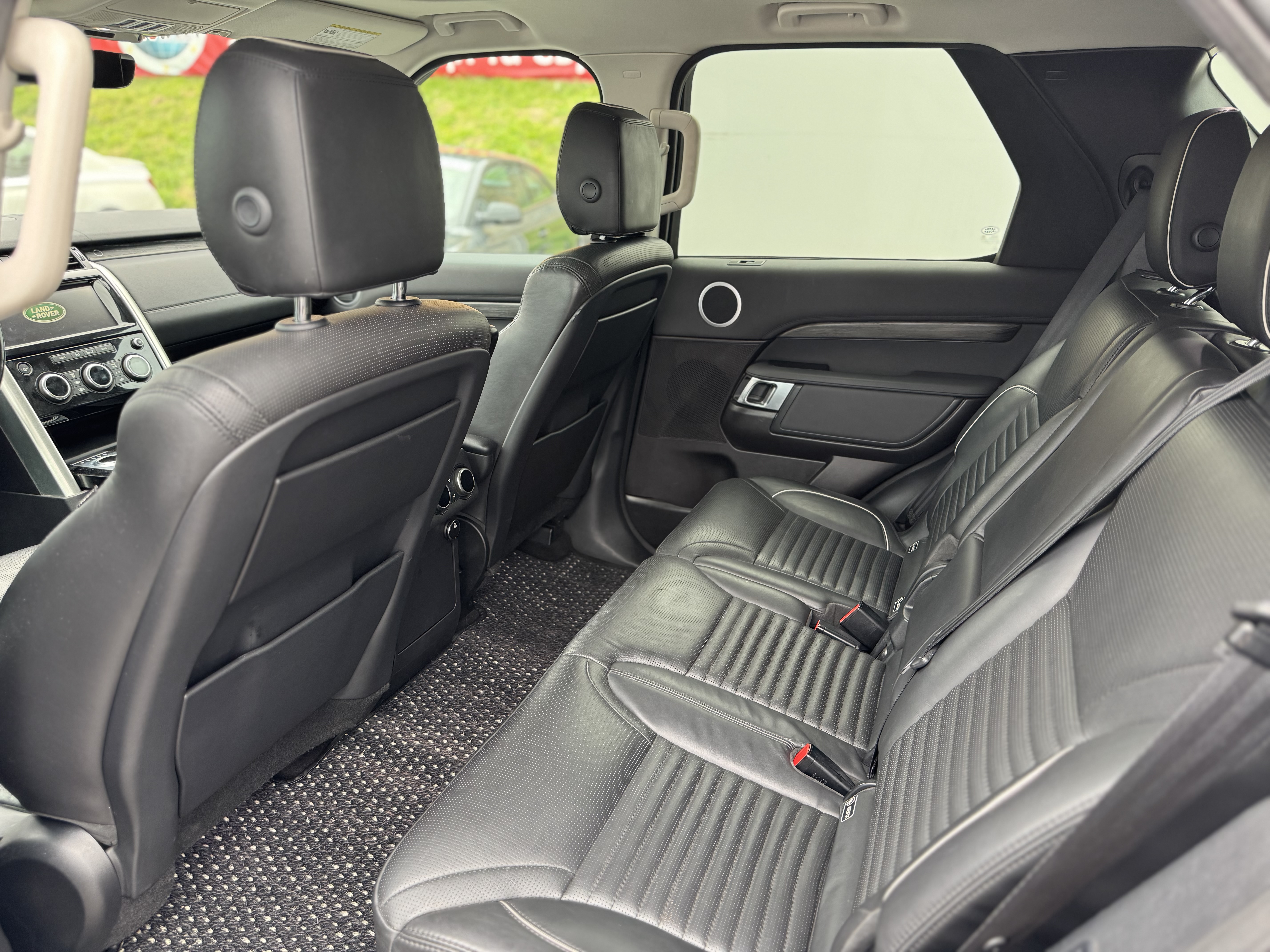 Land Rover Discovery V photo 9