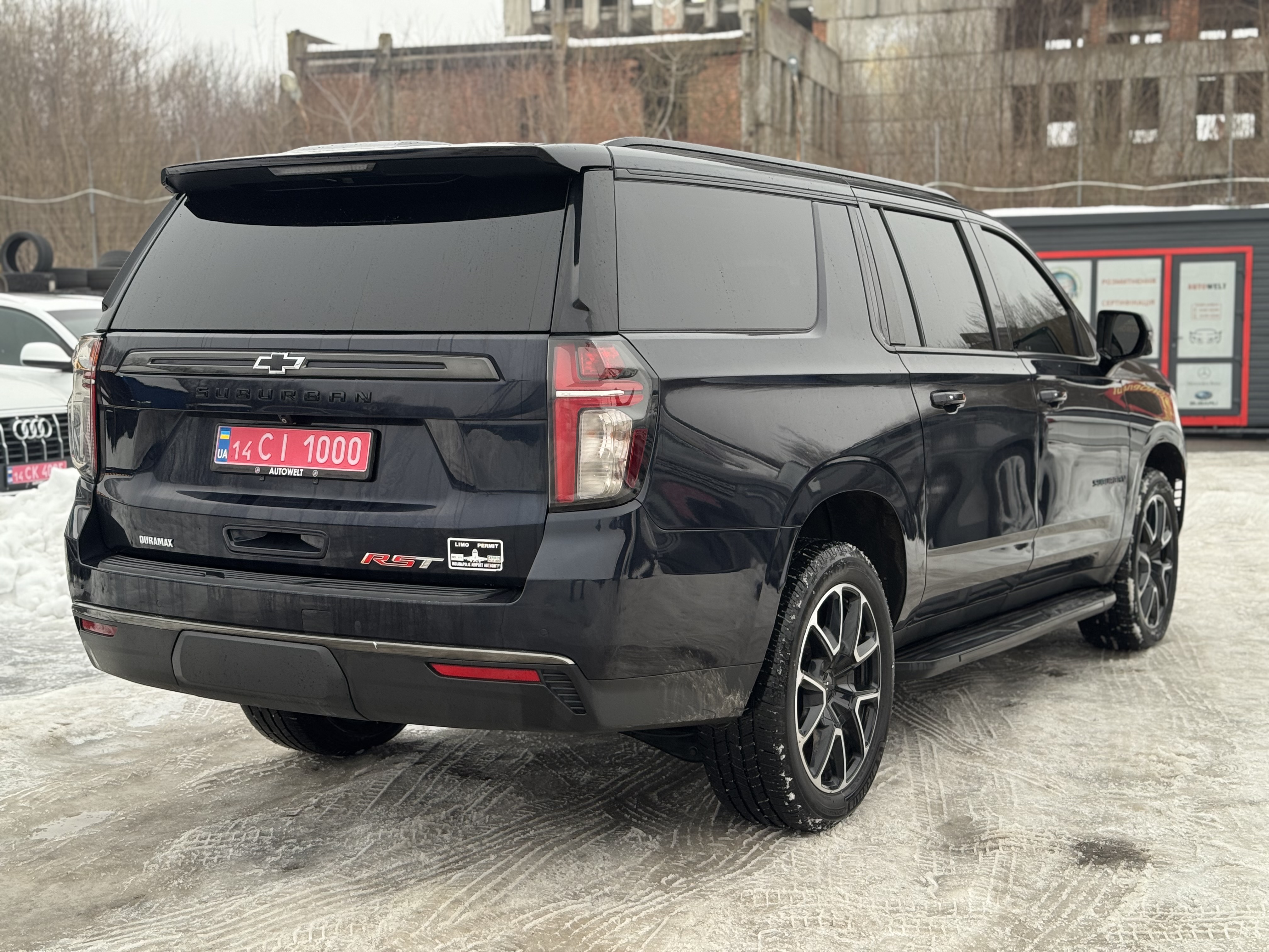 Chevrolet Suburban photo 3