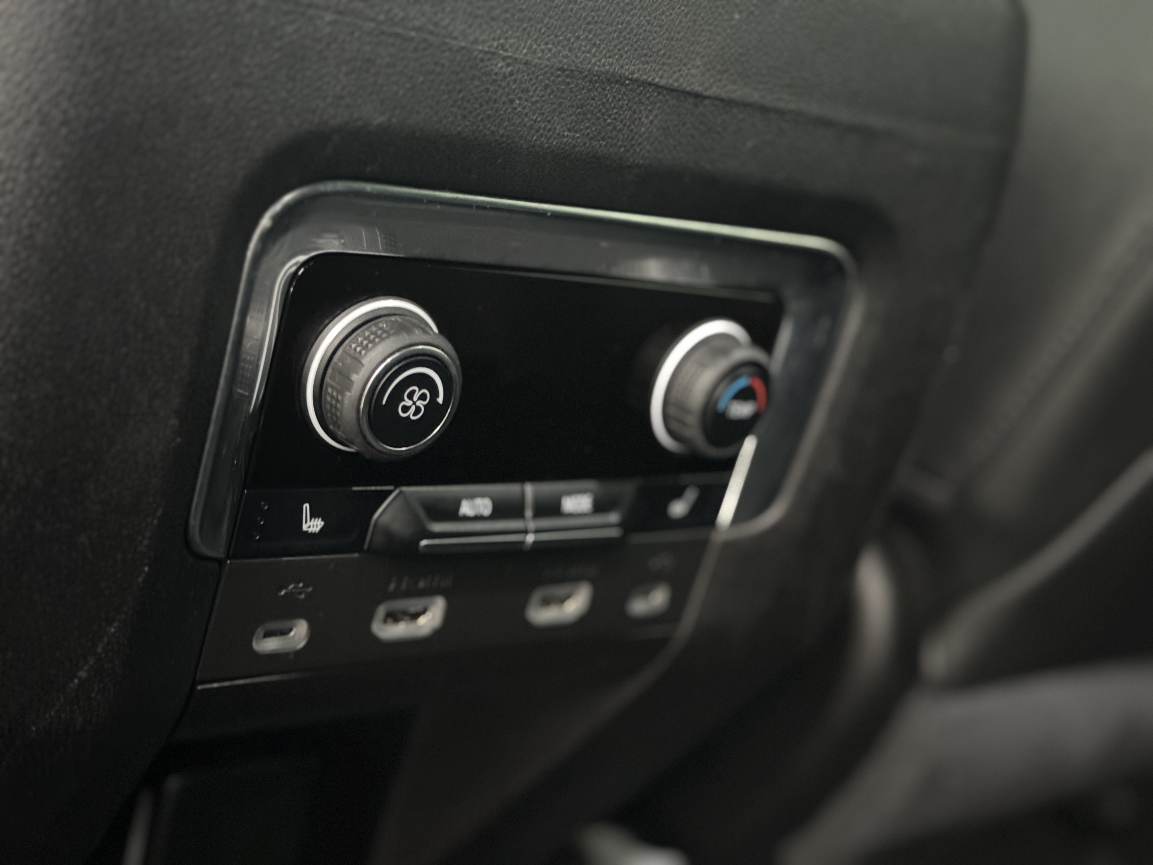 Chevrolet Suburban photo 10