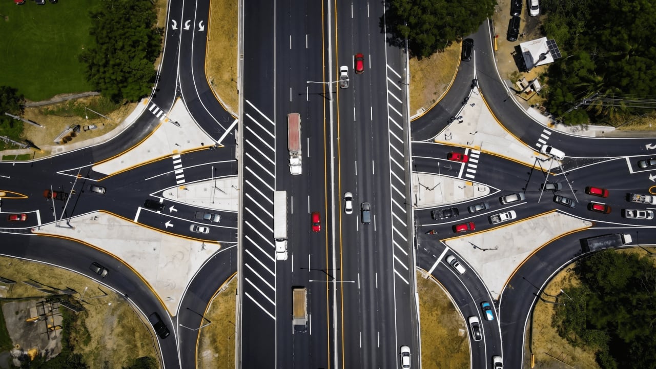 Revolución Geométrica: La Turbo-Rotonda y el Diamante Divergente (DDI)