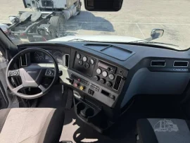 2022 FREIGHTLINER, CASCADIA 126 - Image #4