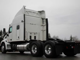 2017 PETERBILT, 579 Tandem Axle Sleeper Semi with 72in Cab - ISX 500 HP 18 Spd Auto Super 40s Full Lockers Sliding 5th Wheel - Image #5