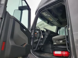 2025 VOLVO, VNL - Image #2