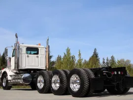 2019 WESTERN STAR, 4900 DAY CAB TRI DRIVE DD16 600HP 18 SPD DOUBLE FRAME FULL LOCKERS - Image #4