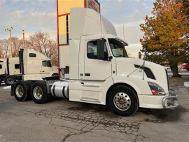 2011 VOLVO, VNL64T300 - Image #5