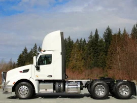 2017 PETERBILT, 579 TANDEM AXLE DAYCAB - Image #2
