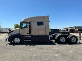 2021 VOLVO, VNL64T740 - Image #2