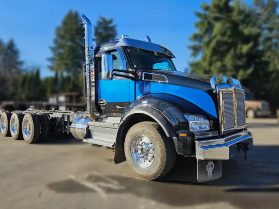2020 KENWORTH, T880 DAYCAB TRI DRIVE X15 565HP 2050 TORQUE 16K FRONT AXLE DOUBLE FRAME FULL LOCKERS WARRANTY TILL 2025 - Image #1