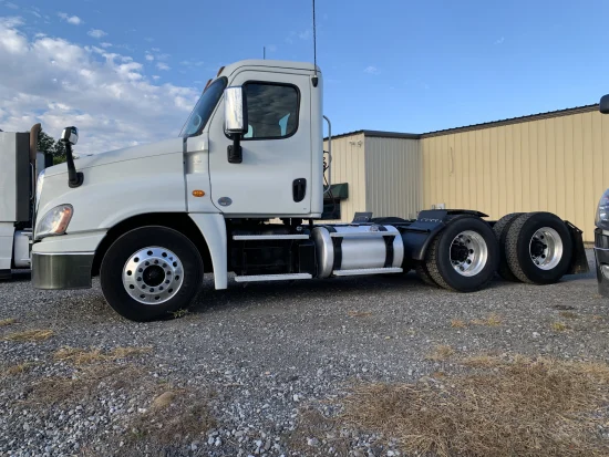 2017 FREIGHTLINER, 122SD DAYCAB TANDEM TRACTOR - Image #1