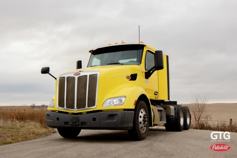 Used semi truck Peterbilt 579