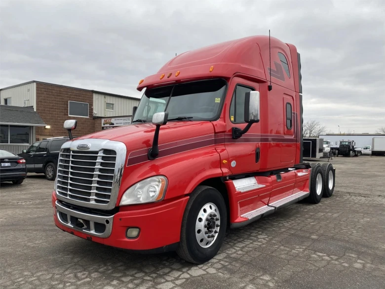 Semi-truck-2013-FREIGHTLINER-CASCADIA