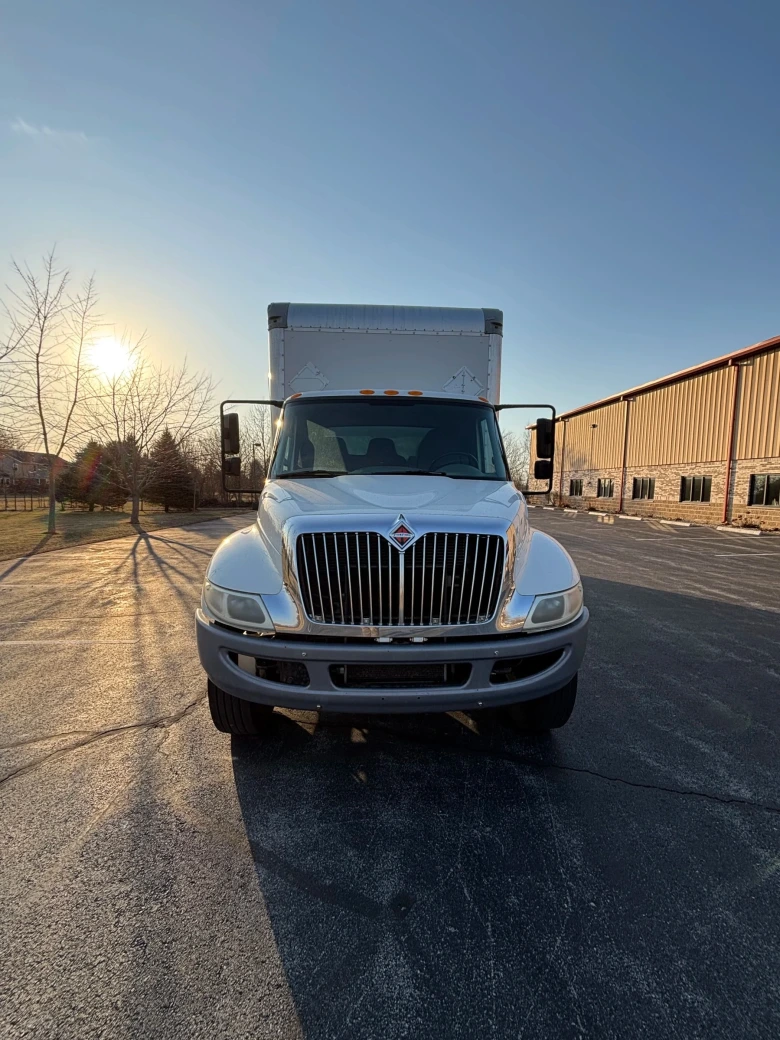 International big box truck