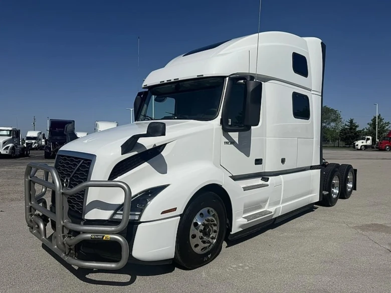 Used semi truck Volvo VNL