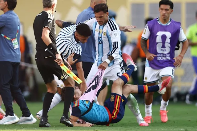 Leandro Paredes Appears to Grab Álex García by the Neck After Argentina's World Cup Final Defeat