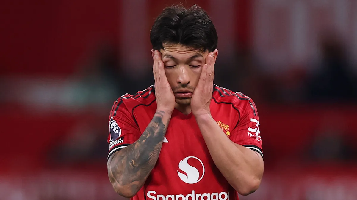 Argentina's Lisandro Martínez Suffers Injury Scare in World Cup Final as Manchester United Sweat on Fitness