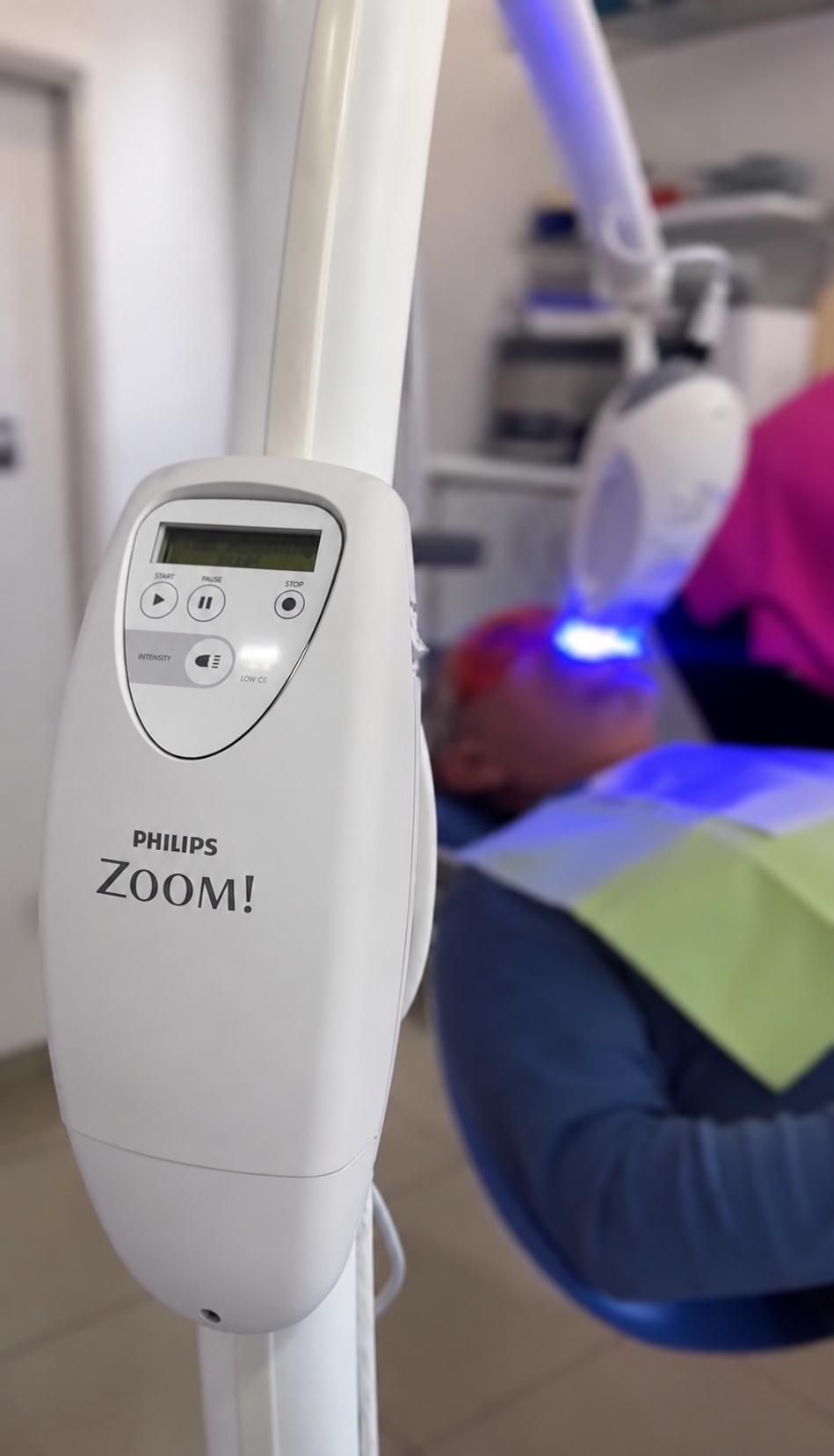 Procedimiento real de blanqueamiento dental profesional con tecnología Philips Zoom en Dental Vitacura