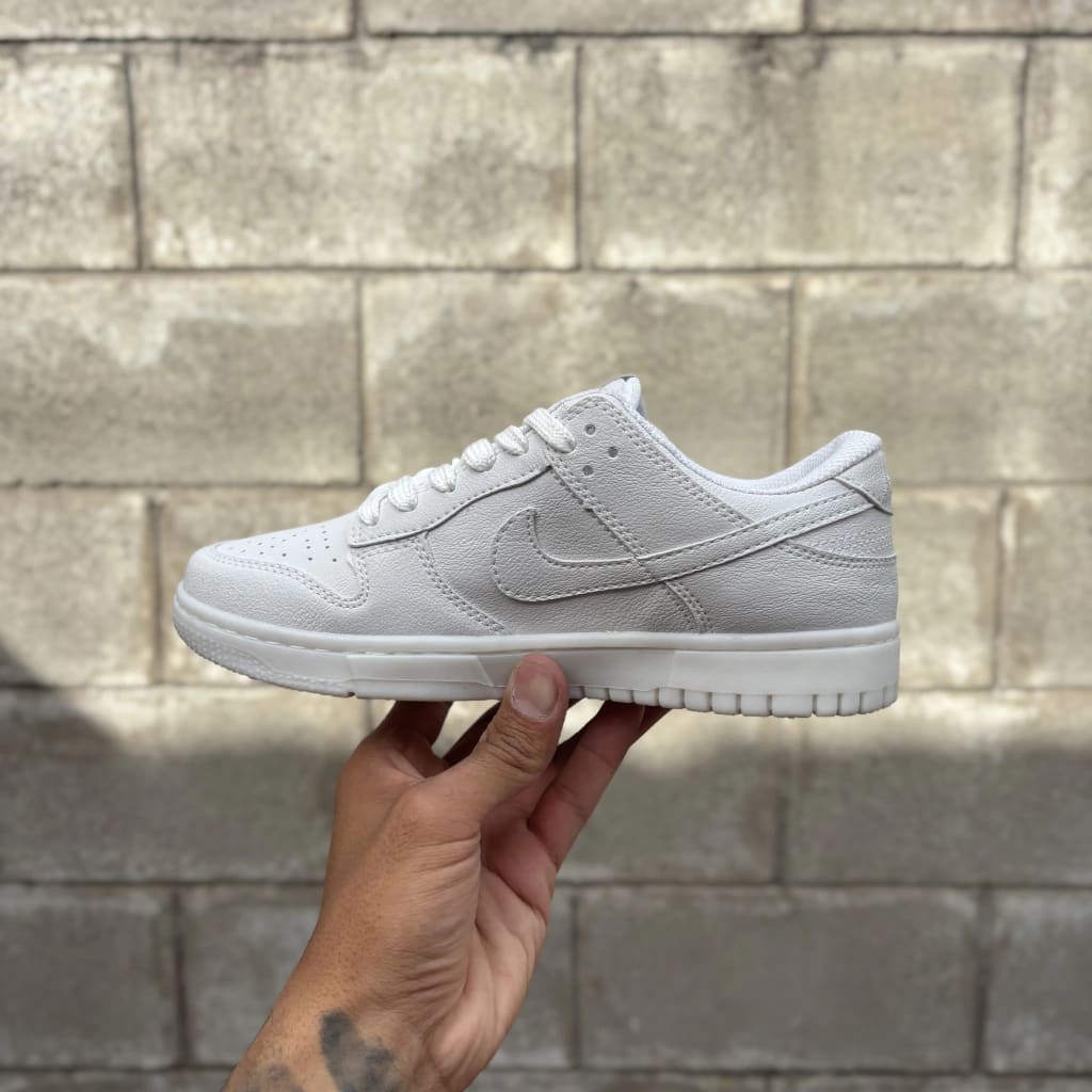 Nike SB Dunk Low Triple White - imagen 1