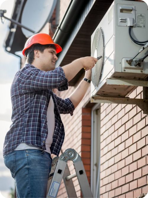 tecnico Reparando un Aire Aconcicionado