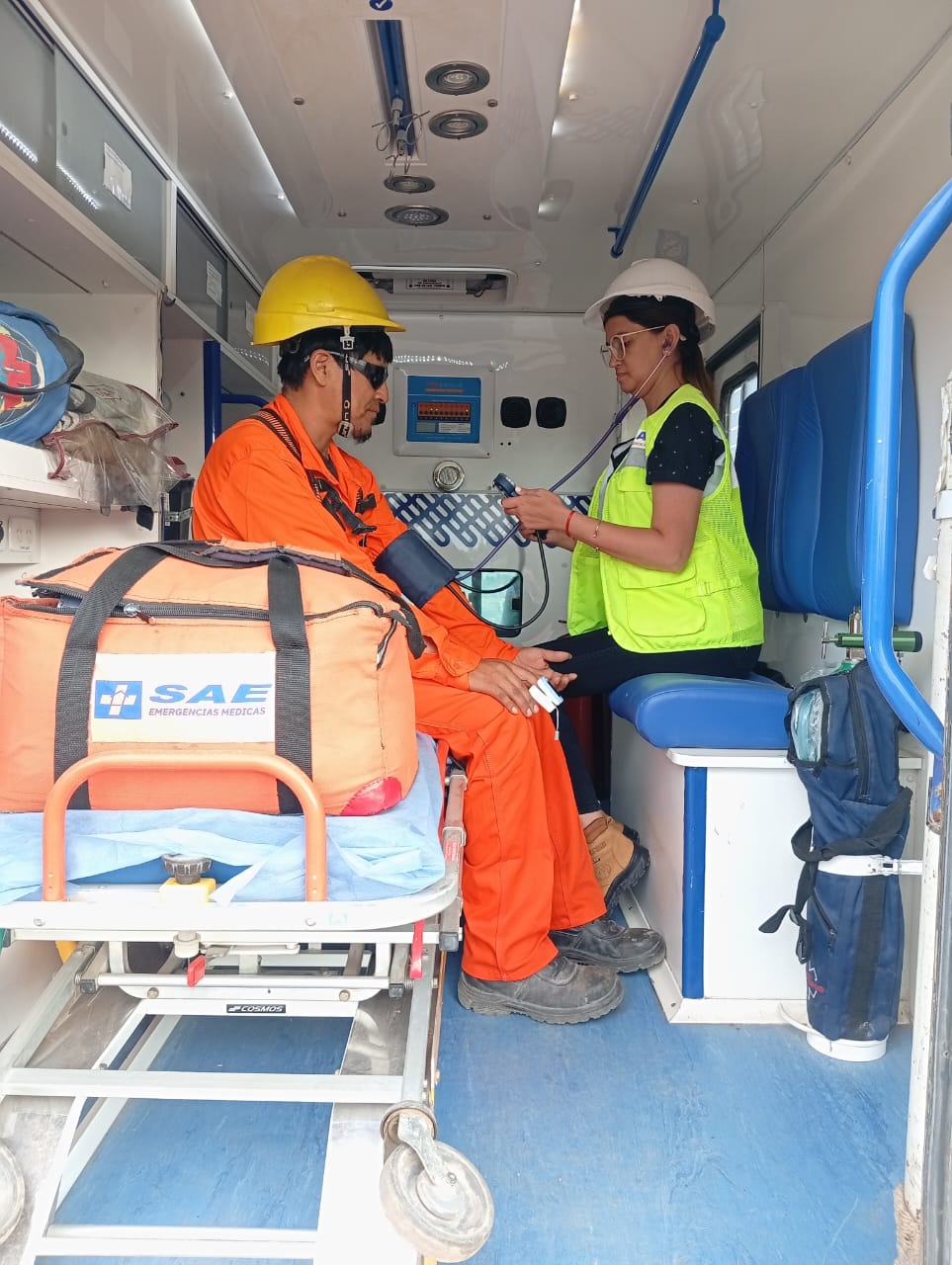 Profesionales SAE realizando atención médica dentro de una ambulancia