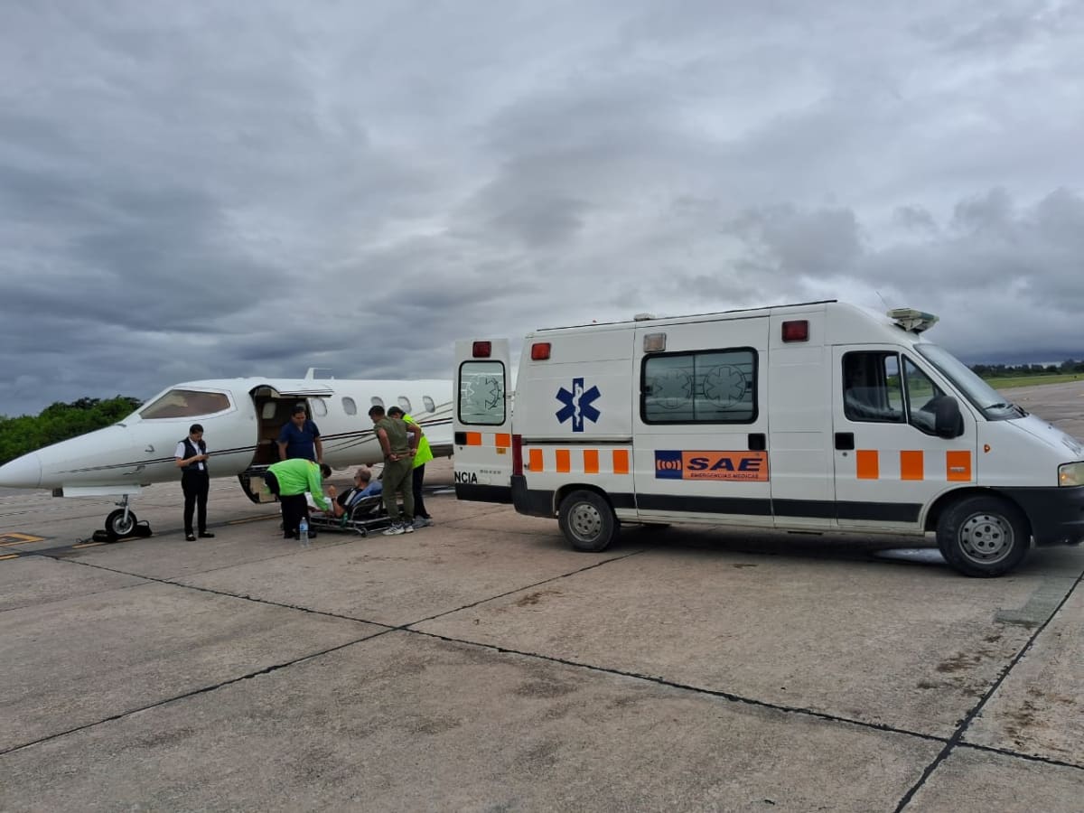 Embarque de paciente en avión sanitario