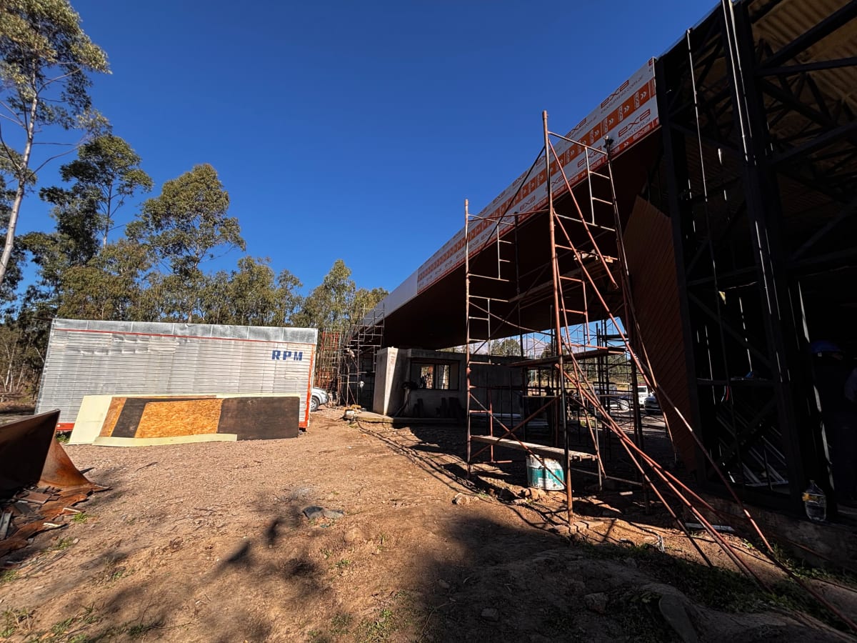 Pórtico de ingreso a la Ecoreserva La Almona en obra, con la cubierta metálica ya montada