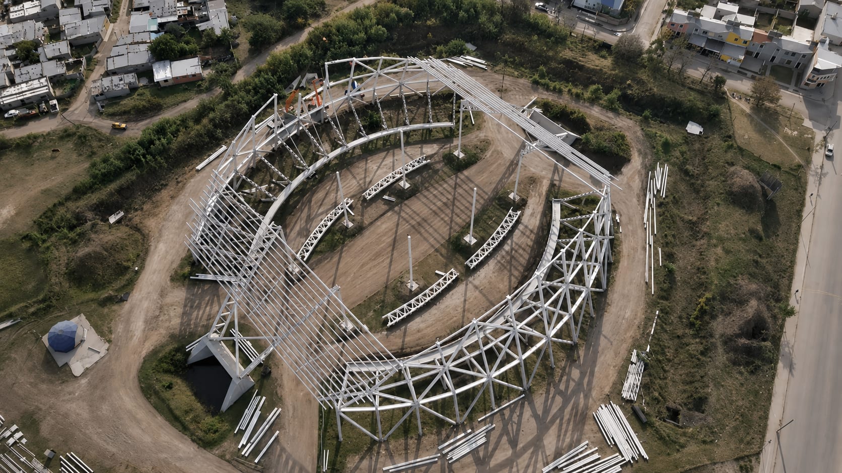Vista aérea de la estructura metálica del Microestadio Ciudad Deportiva