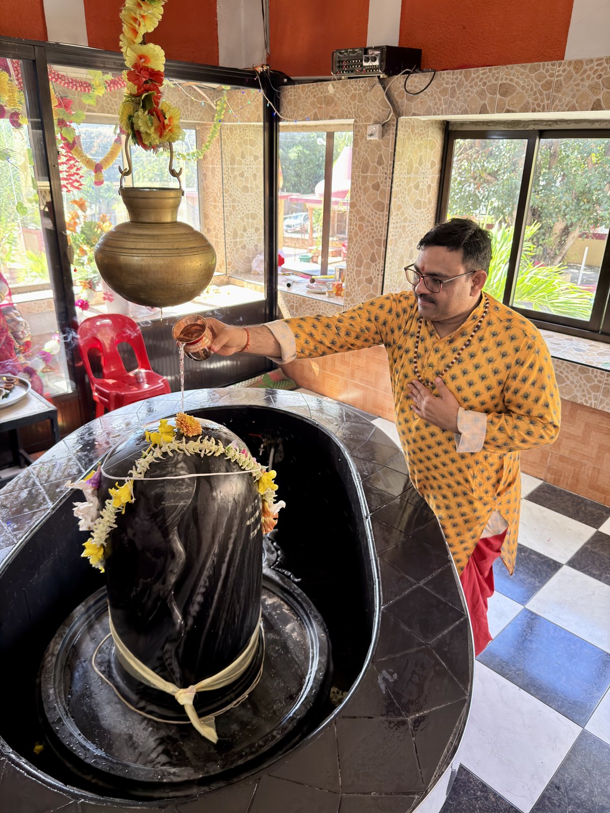 Acharya Amit Pandey performing a Shiva abhishekam during a puja in Mauritius