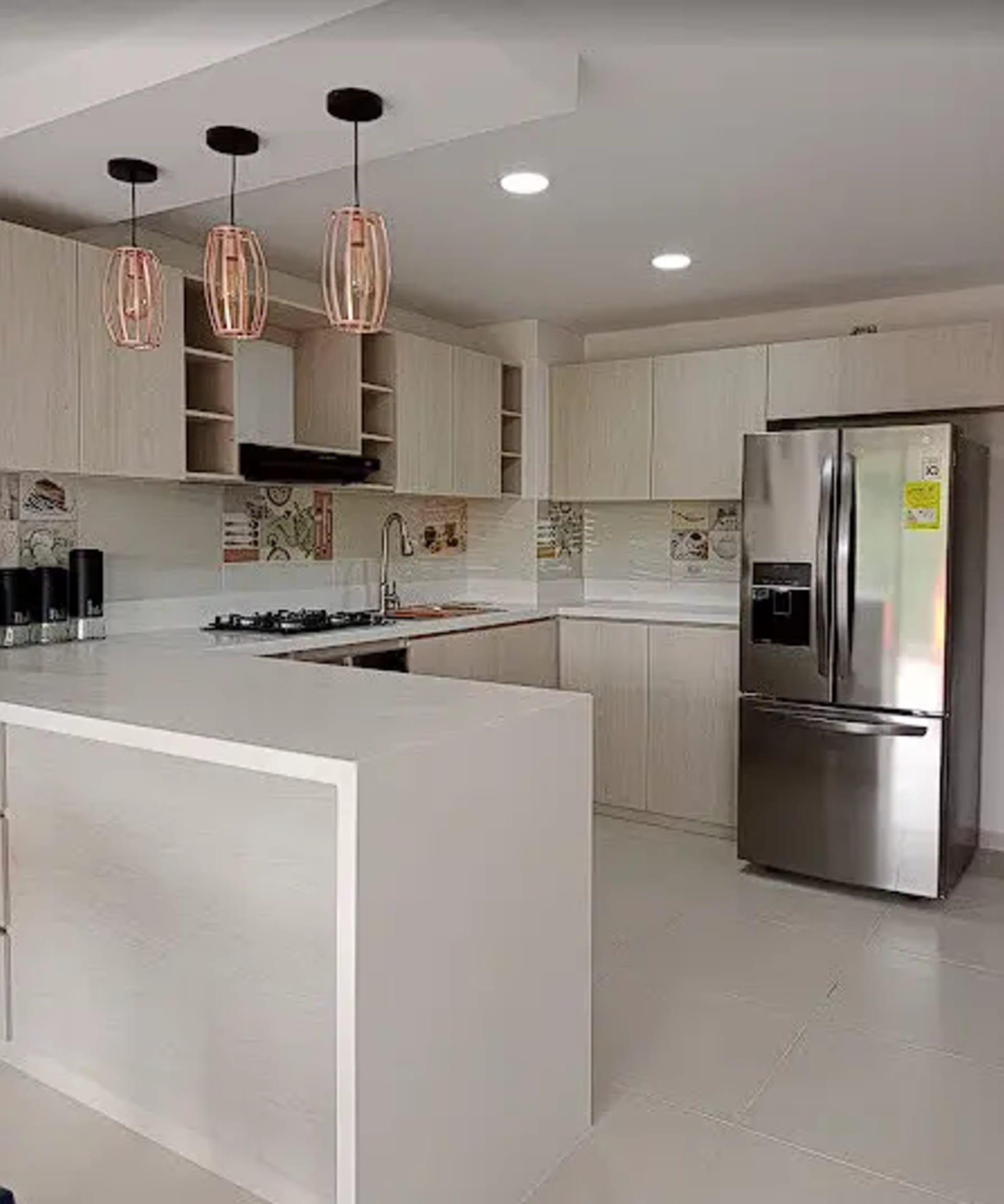 Mesón de cocina en cuarzo Blanco Polar instalado en Cali