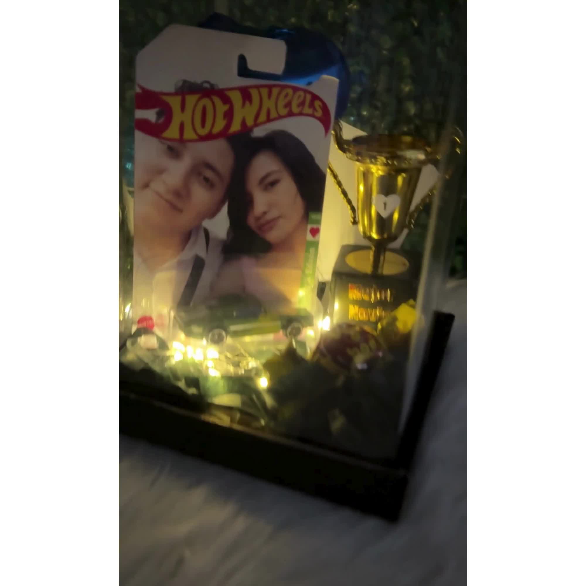 Hot Wheels en caja ventana + luces vista 3