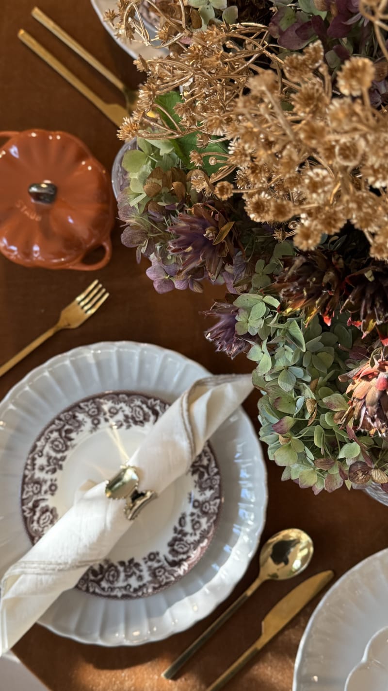 Fall place setting with vintage china and linen napkin