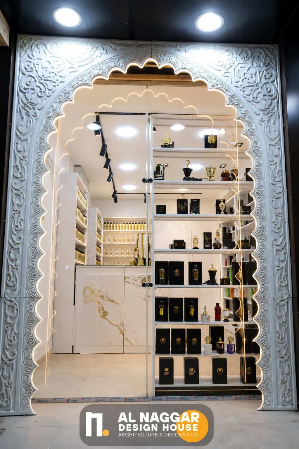 زاوية عرض داخل محل العطور