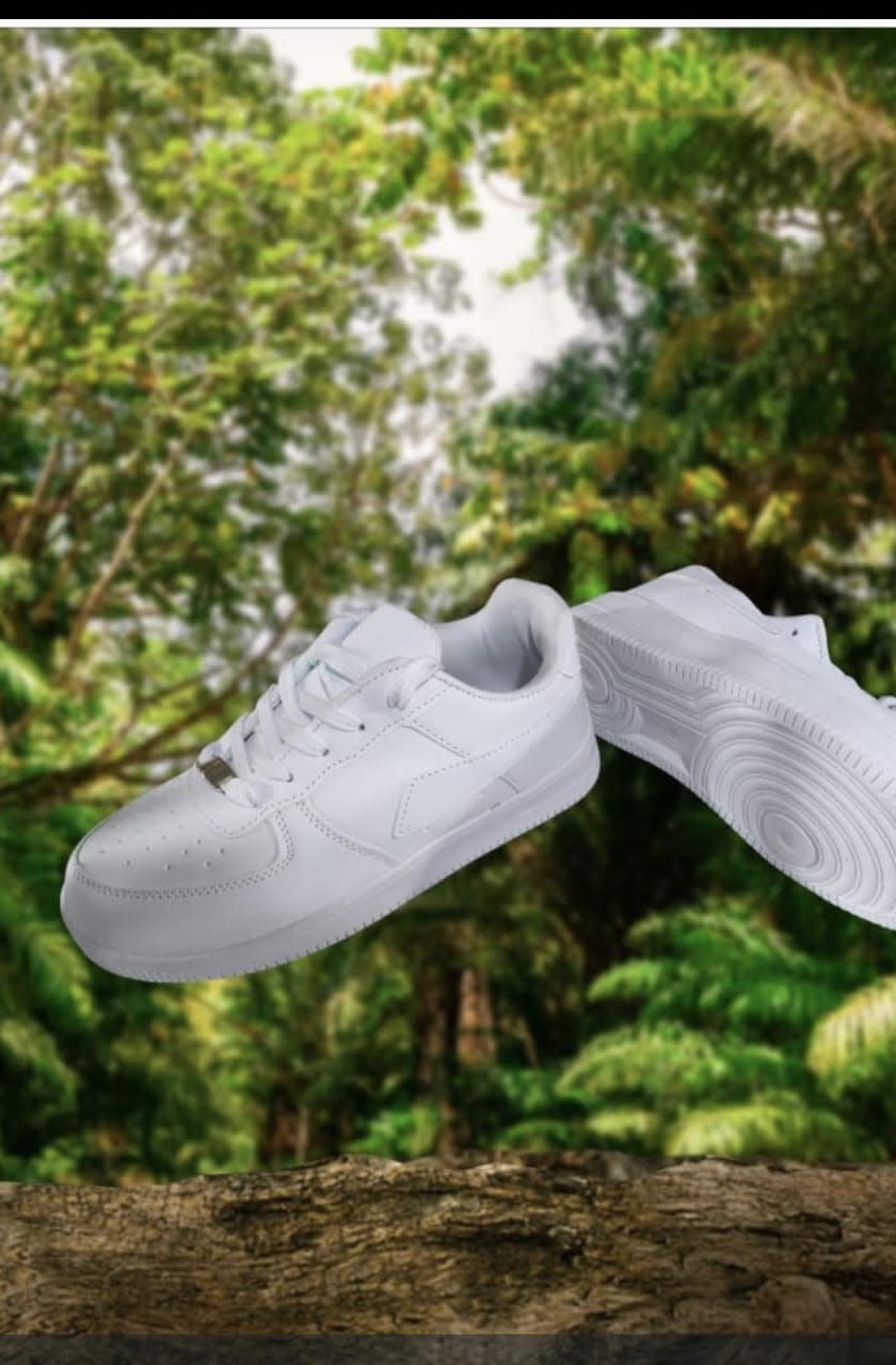 Men's Classic All-White Low-Top Casual Sneakers with Gripped Sole