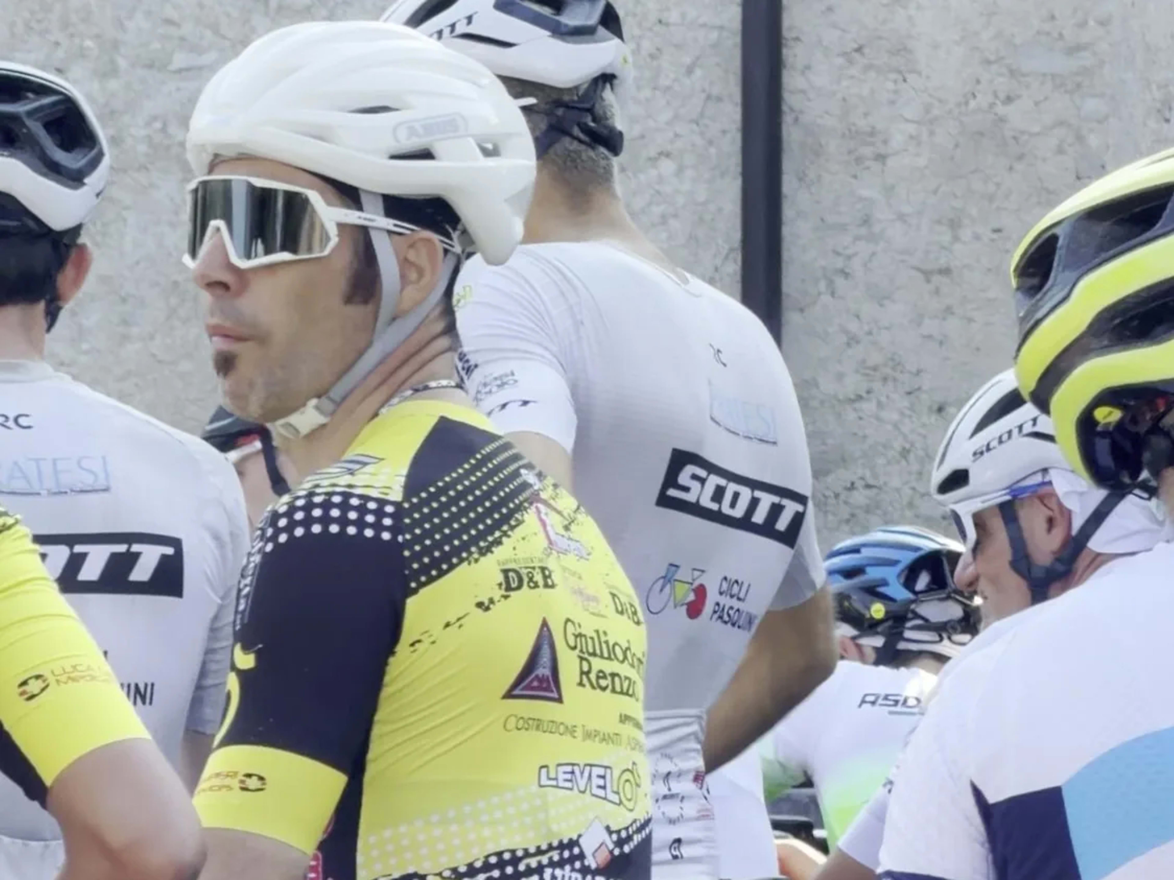 Bikers in maglia di squadra pronti alla partenza della gara MTB