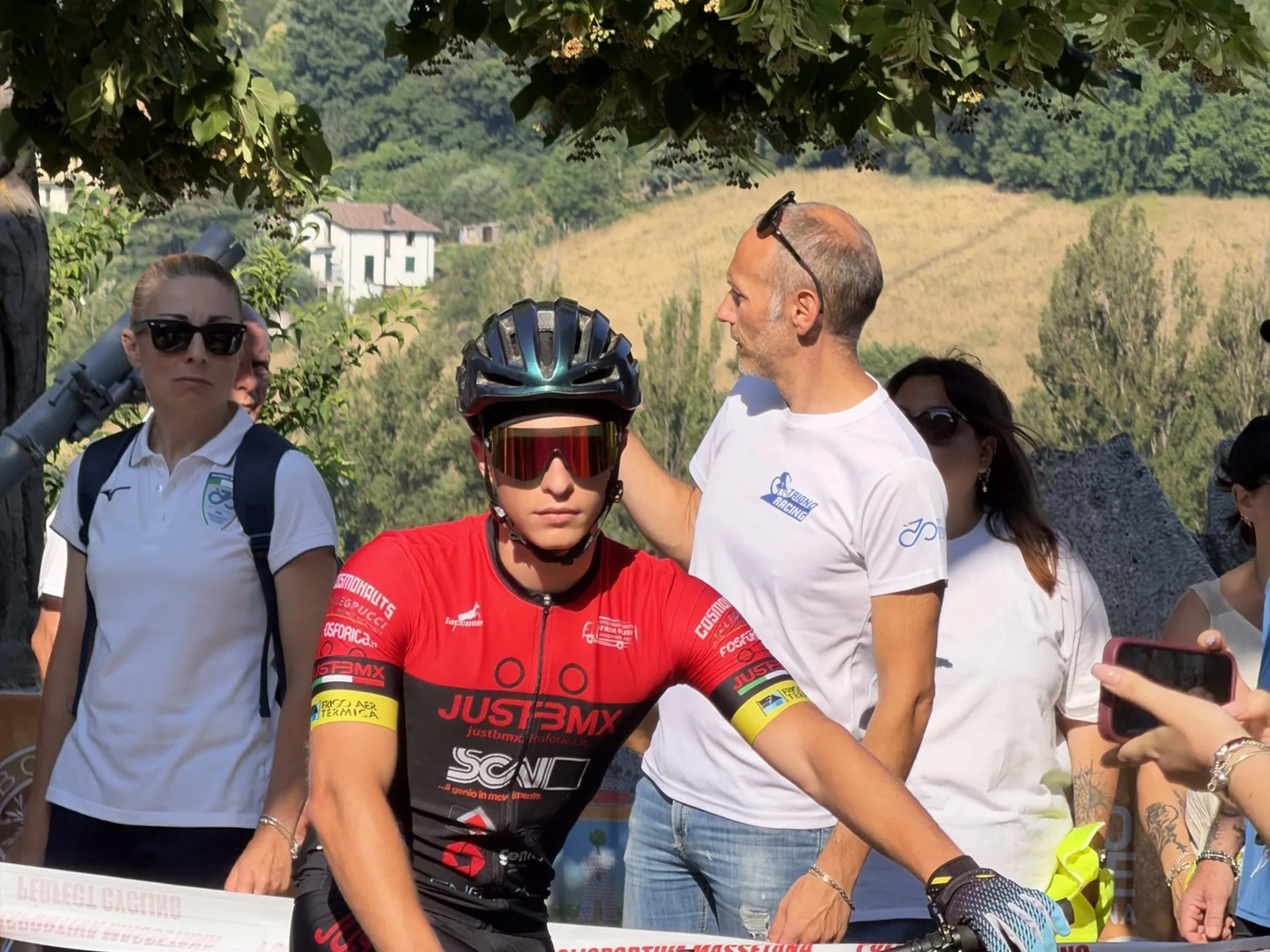 Atleta in sella con le colline della Valnerina alle spalle attende il via