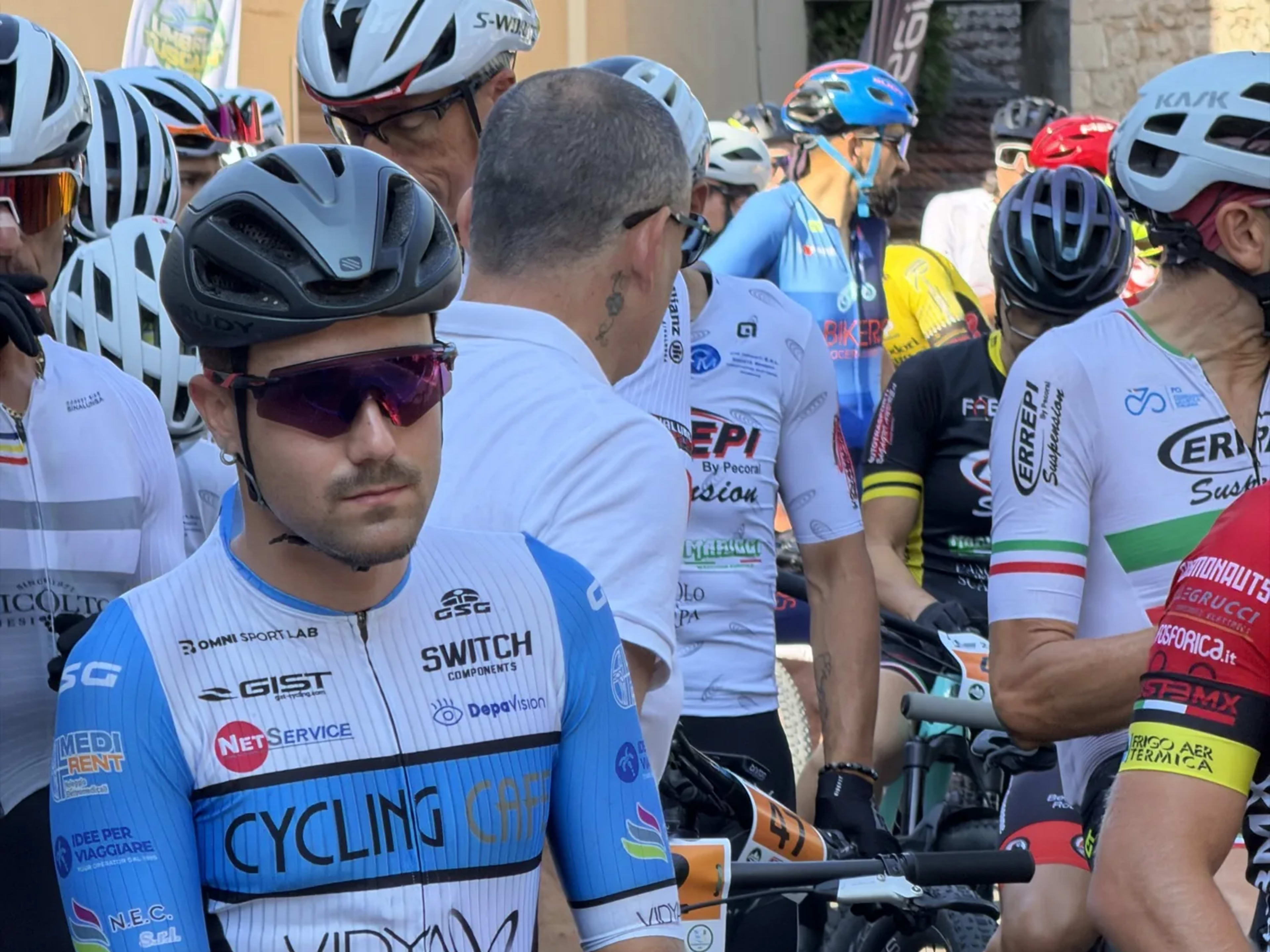 Concorrente con pettorale 11 pronto sulla griglia prima della marathon