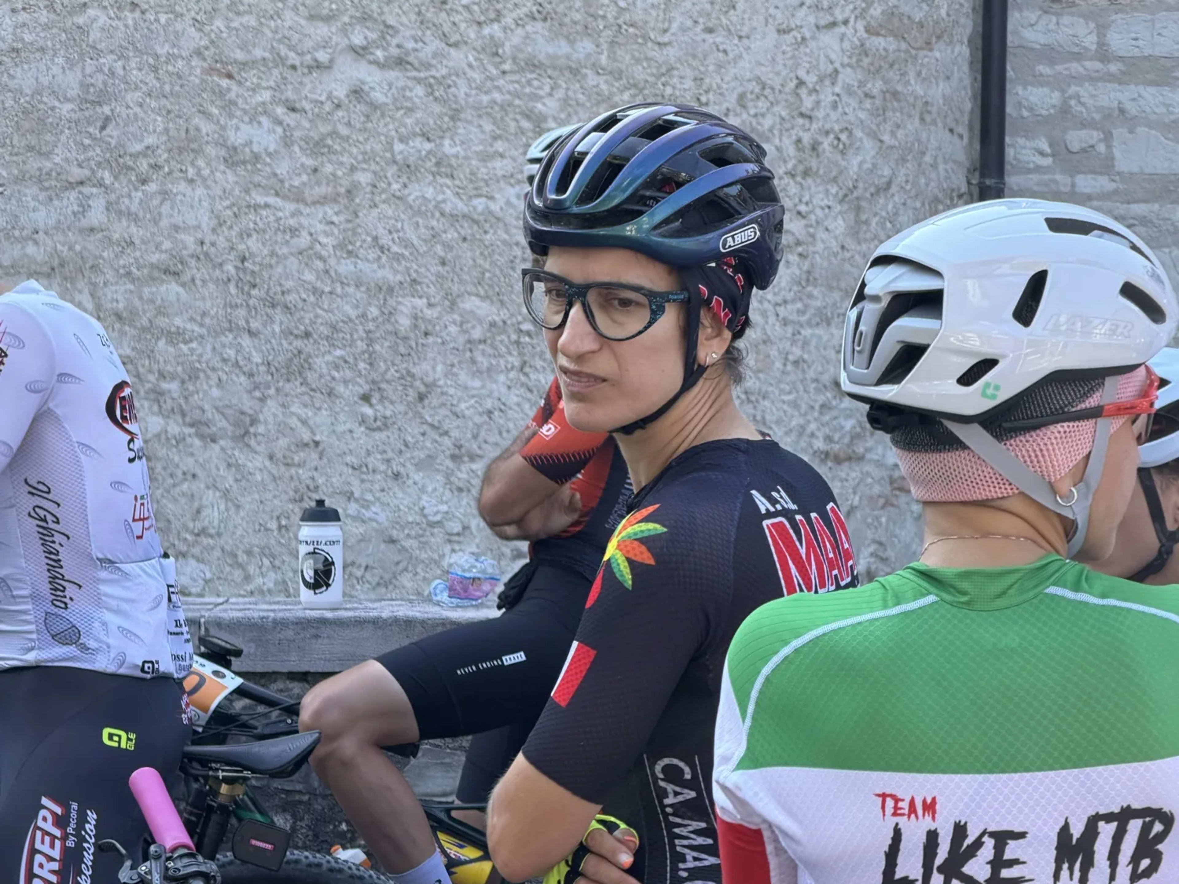 Atleta con pettorale 51 in attesa del via accanto al compagno di squadra
