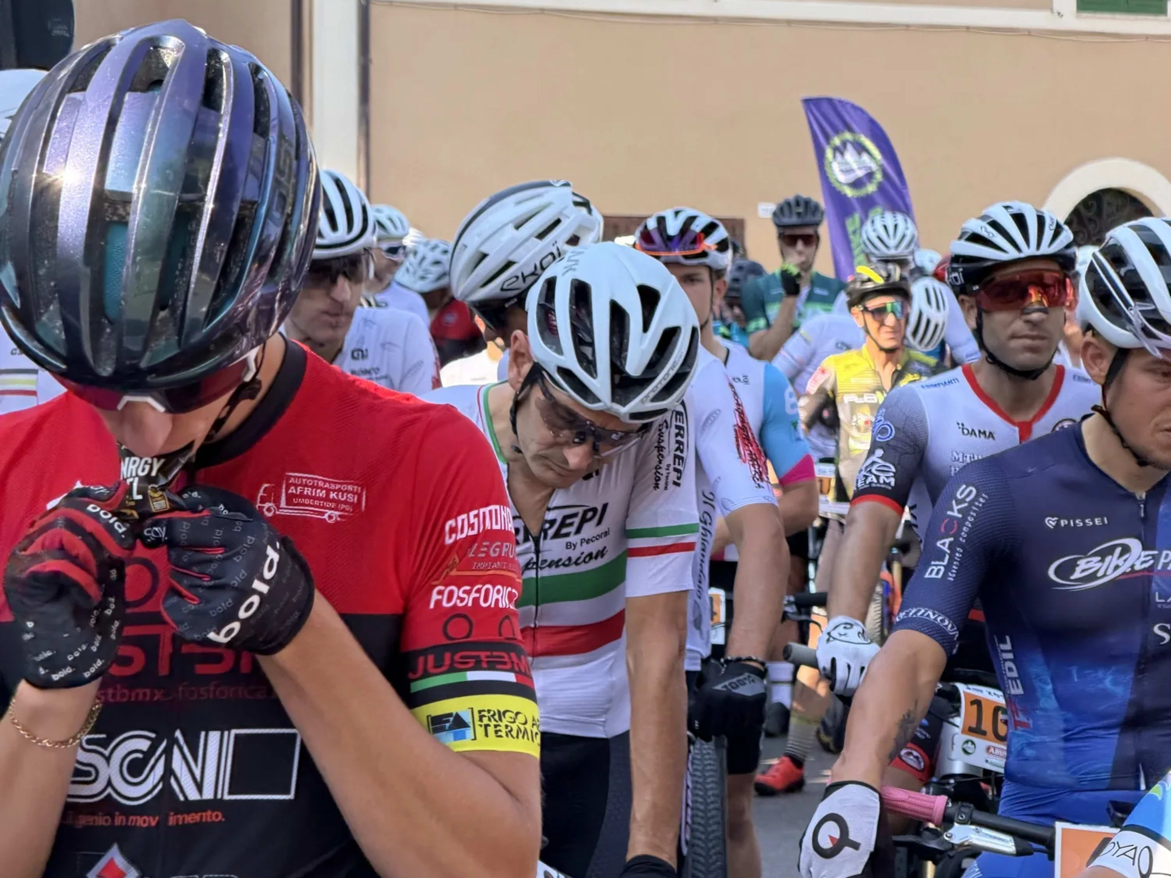 Bikers a testa bassa concentrati sulla griglia di partenza
