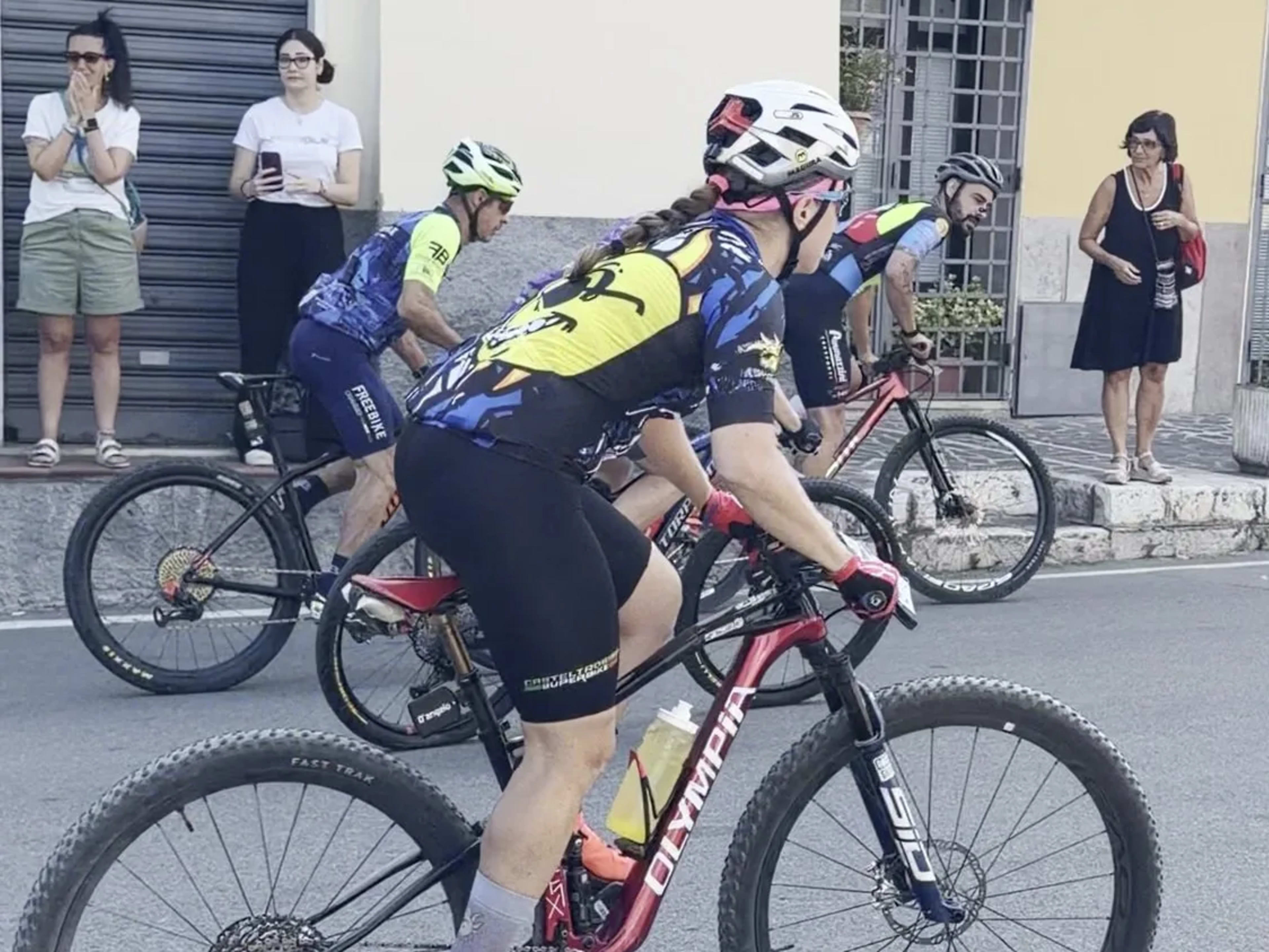 Biker in azione lungo la strada del paese davanti agli spettatori